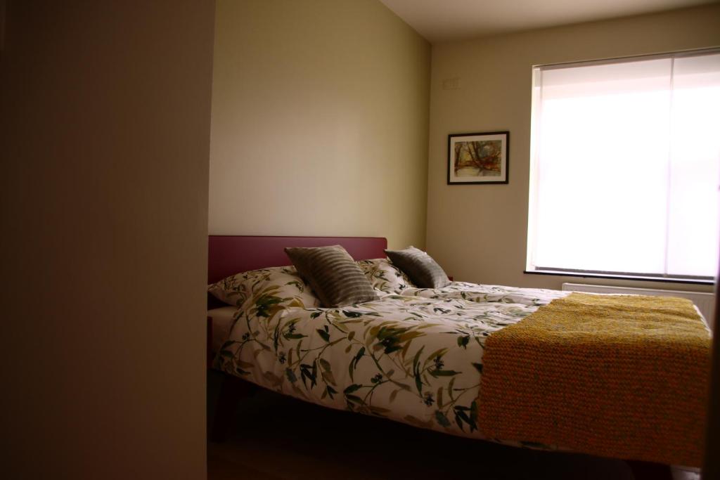 赫拉尔兹贝亨Holiday Apartment Al 't Sanna的一间卧室设有一张床和一个窗口