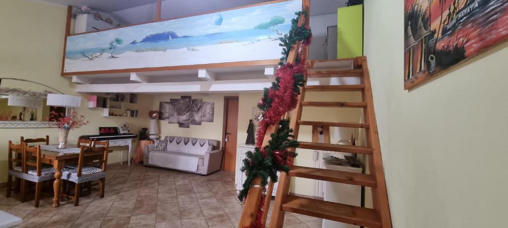 奥尔比亚Magic DaLu con posto auto的一间带楼梯的客厅和一间用餐室
