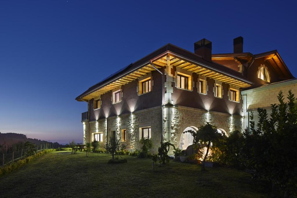 吉塔里亚Hotel Rural Gaintza的一座在晚上有灯的大建筑