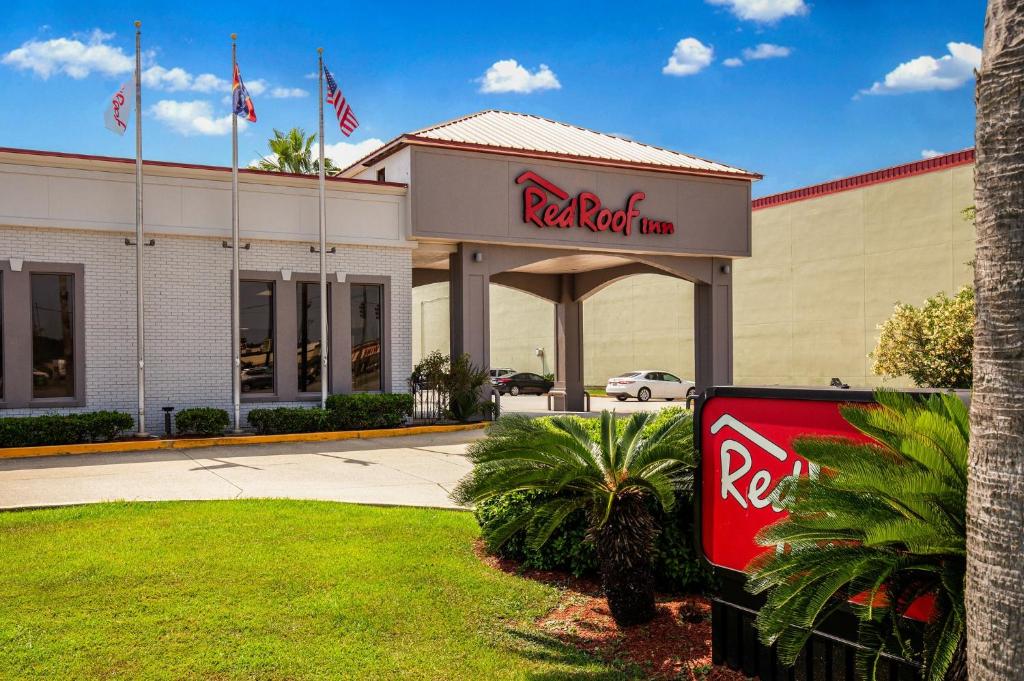 格尔夫波特Red Roof Inn Gulfport - Biloxi Airport的餐馆前的红色古柯标志