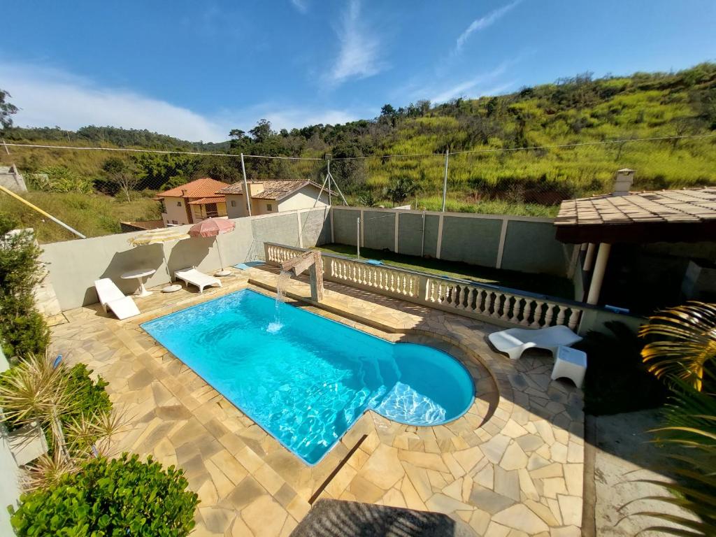 塞拉内格拉Recanto Serra Negra - Sossego e lazer!的后院游泳池的顶部景色