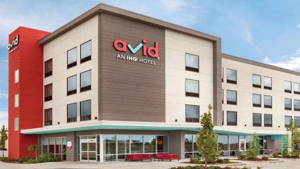 圆石城avid hotels - Round Rock South, an IHG Hotel的办公室大楼,上面有标志