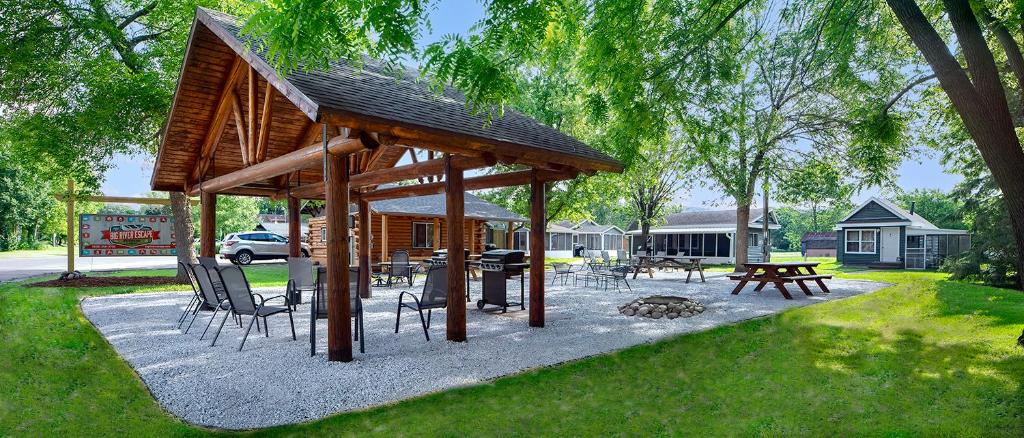Buffalo CityBig River Escape Riverside Cabins的公园内带野餐桌和椅子的凉亭