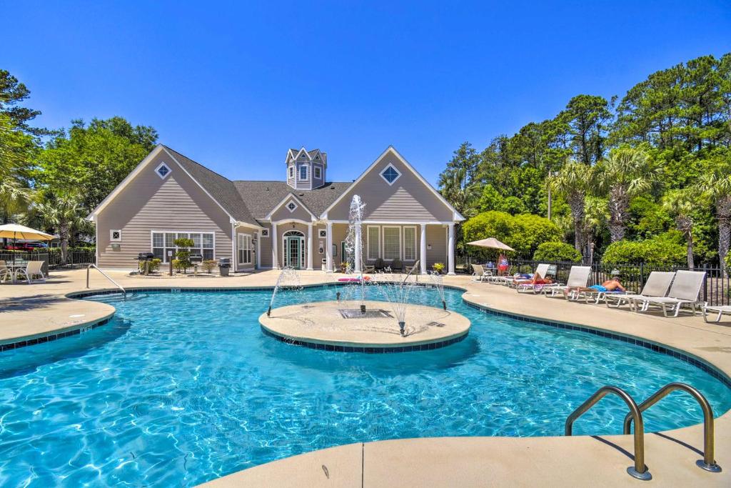 默特尔比奇Less Than 2 Mi to Beach Savannah Shores Resort Condo!的一栋房子前面有游泳池