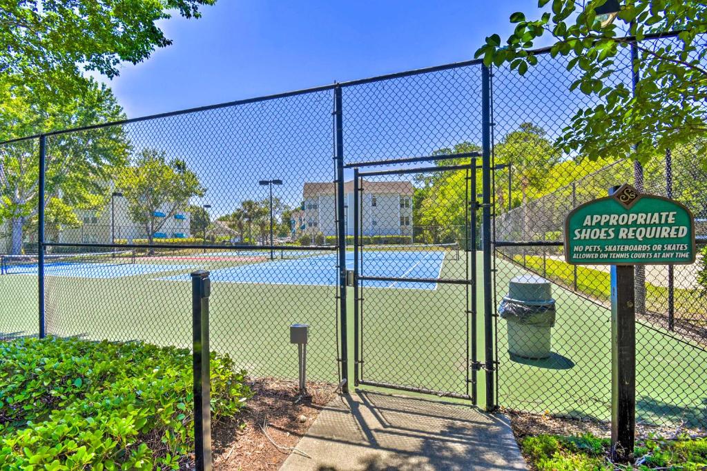 Less Than 2 Mi to Beach Savannah Shores Resort Condo!内部或周边的网球和&#47;或壁球设施