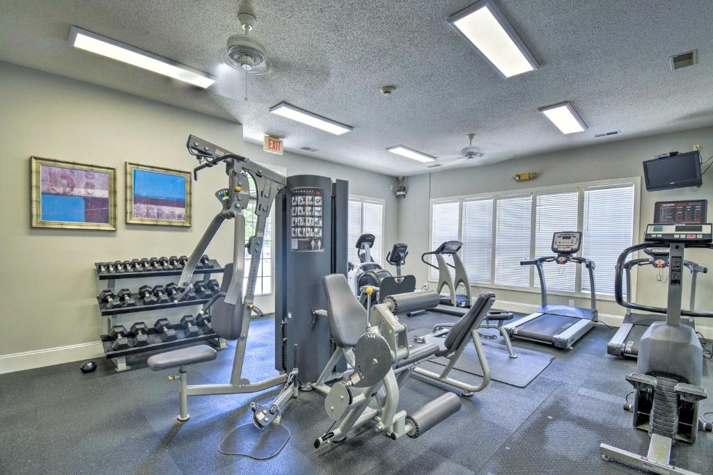 Less Than 2 Mi to Beach Savannah Shores Resort Condo!的健身中心和&#47;或健身设施