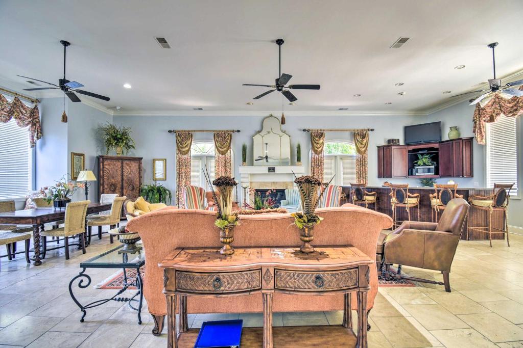Less Than 2 Mi to Beach Savannah Shores Resort Condo!的休息区