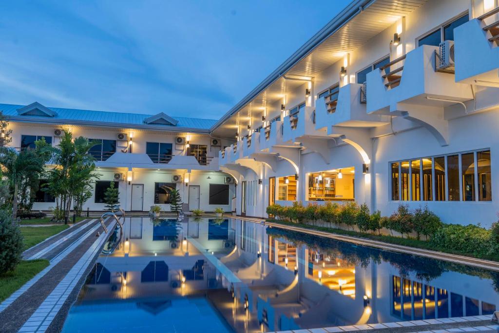 邦劳Adela Resort Panglao formerly Espacio Resort的享有带游泳池的建筑的外部景色