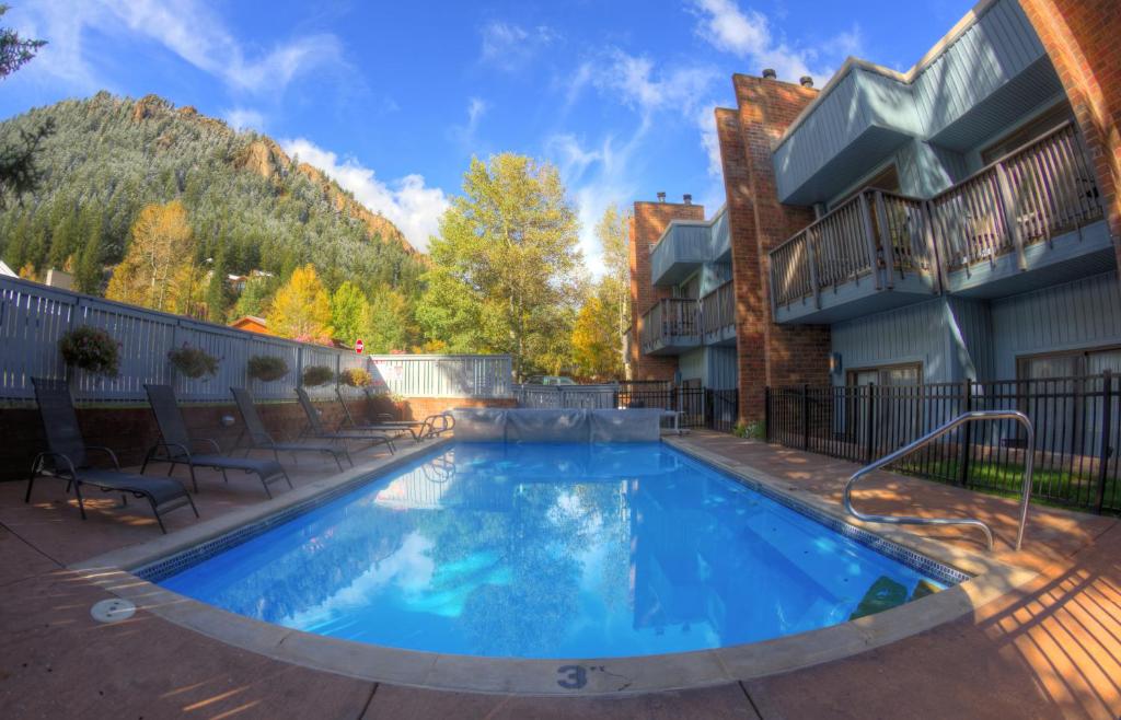 阿斯潘Shadow Mountain Lodge的一座带房子的庭院内的大型游泳池
