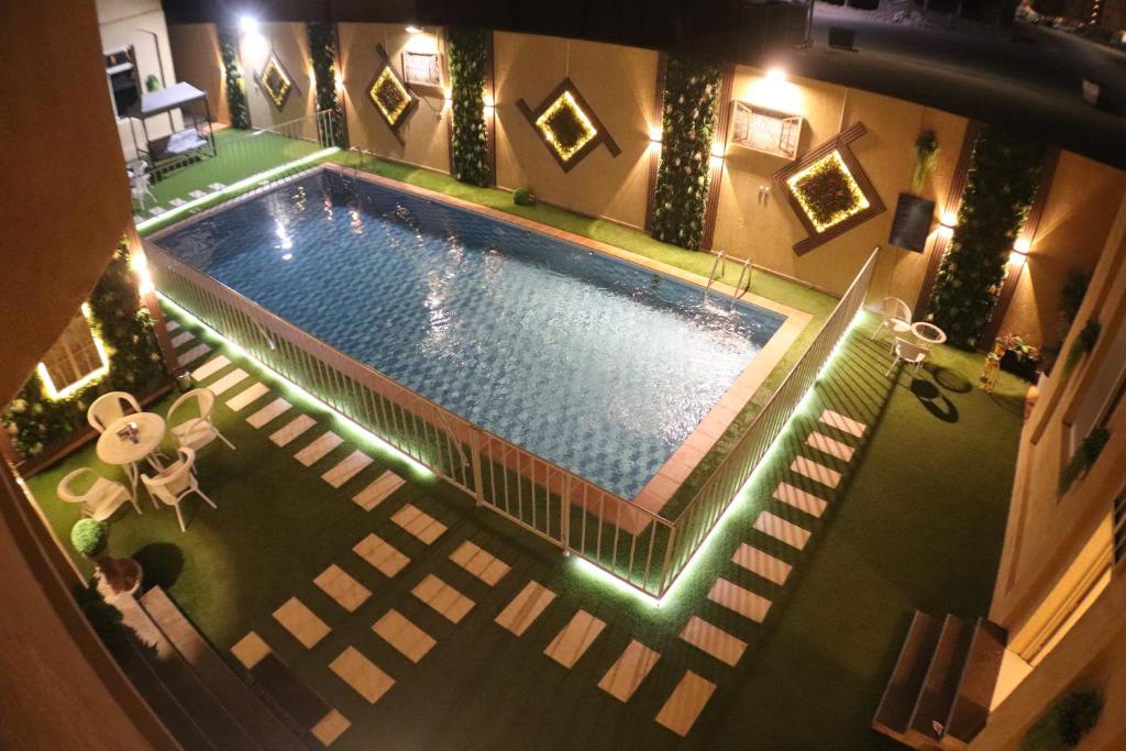 阿可贺巴Swat Olaya Hotel Apartments的享有游泳池的顶部景色