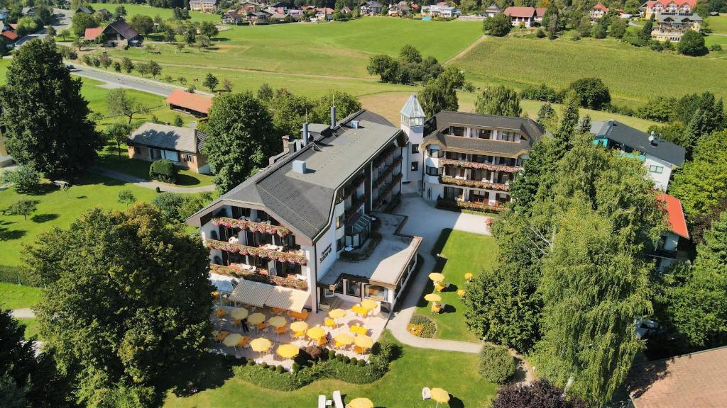 法克湖畔杜罗博拉赫施翁鲁酒店的享有与度假村的建筑的空中景致