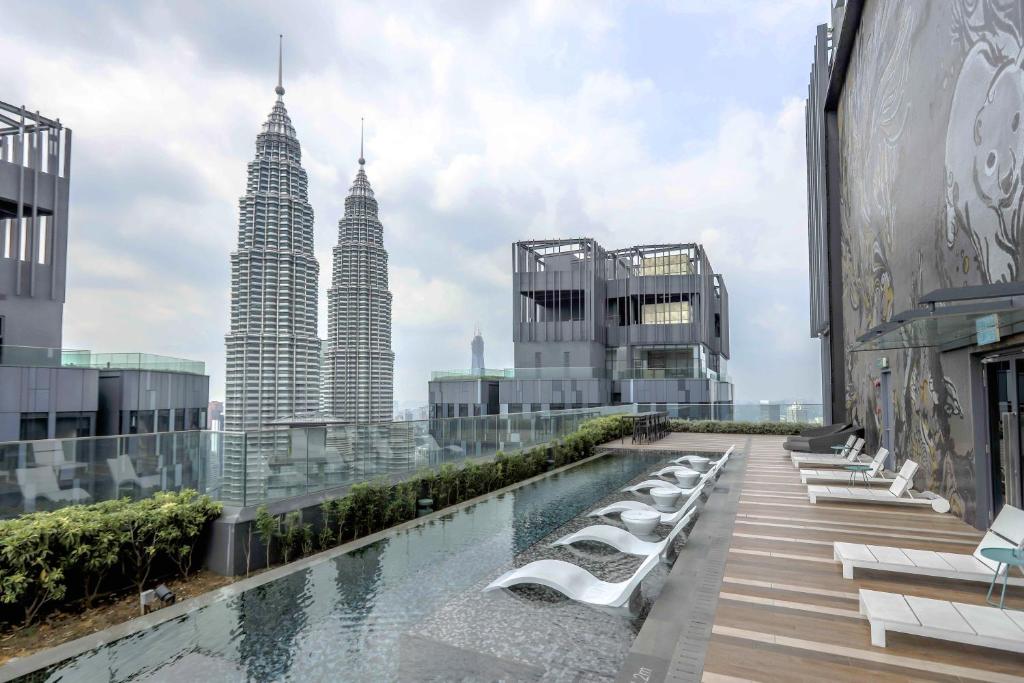 吉隆坡H&N Luxury Suites KLCC的享有Petronas塔楼的景色,设有游泳池