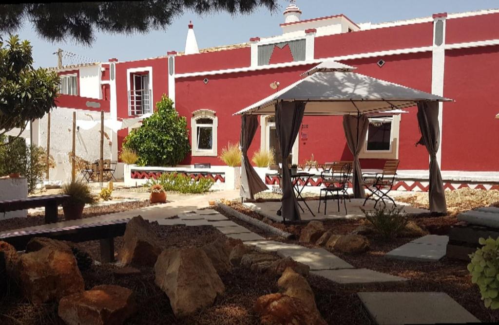 阿尔曼萨Guest House Almeixar的院子里带凉亭的红色建筑