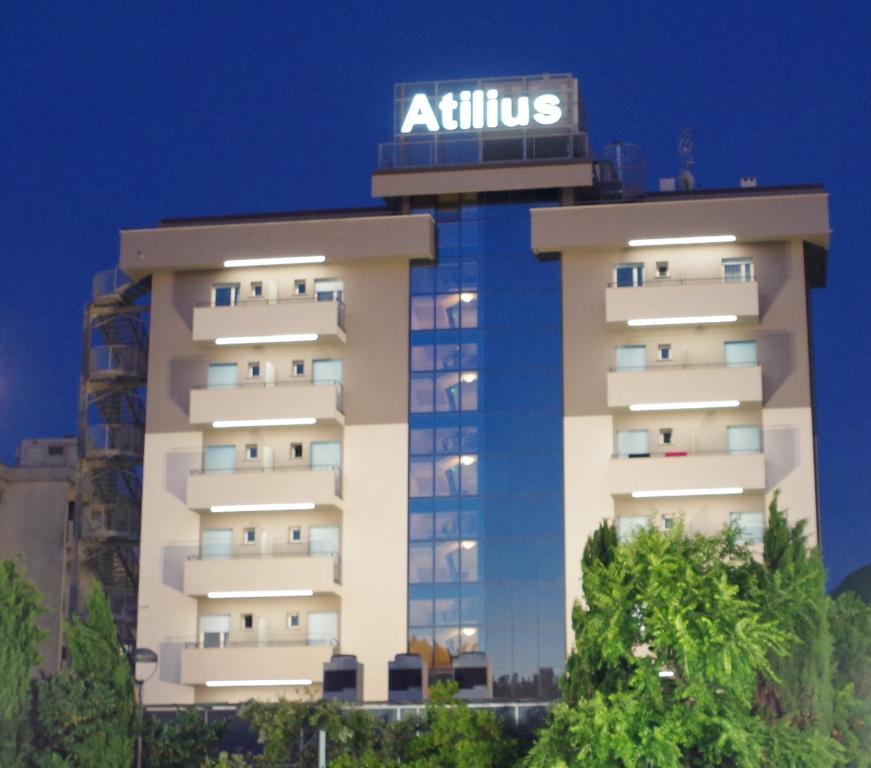 里乔内Hotel Atilius & Suites的上面有标志的建筑