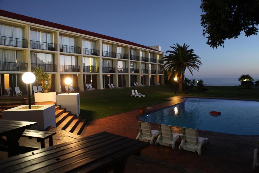 维德尼斯维德尼斯海滩酒店的大楼前设有游泳池的酒店