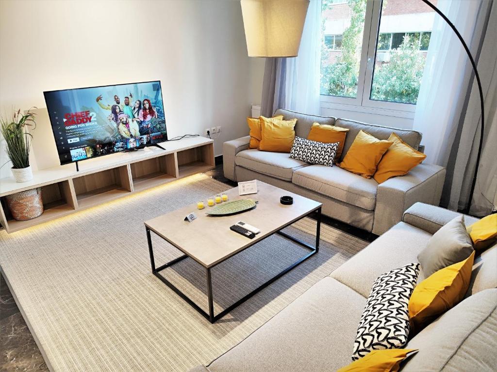 雅典Etolou B5 - by Verde Apartments的客厅配有沙发和桌子