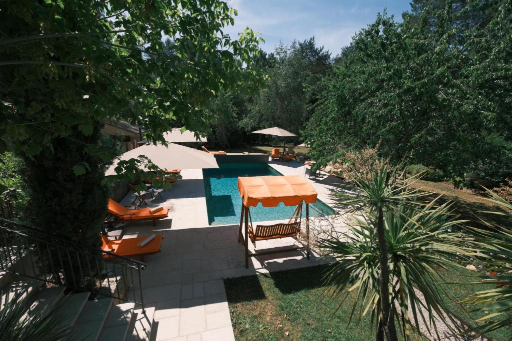 蒙托鲁Ekin ô reV Gîte Fontessante的一个带桌椅和树木的游泳池