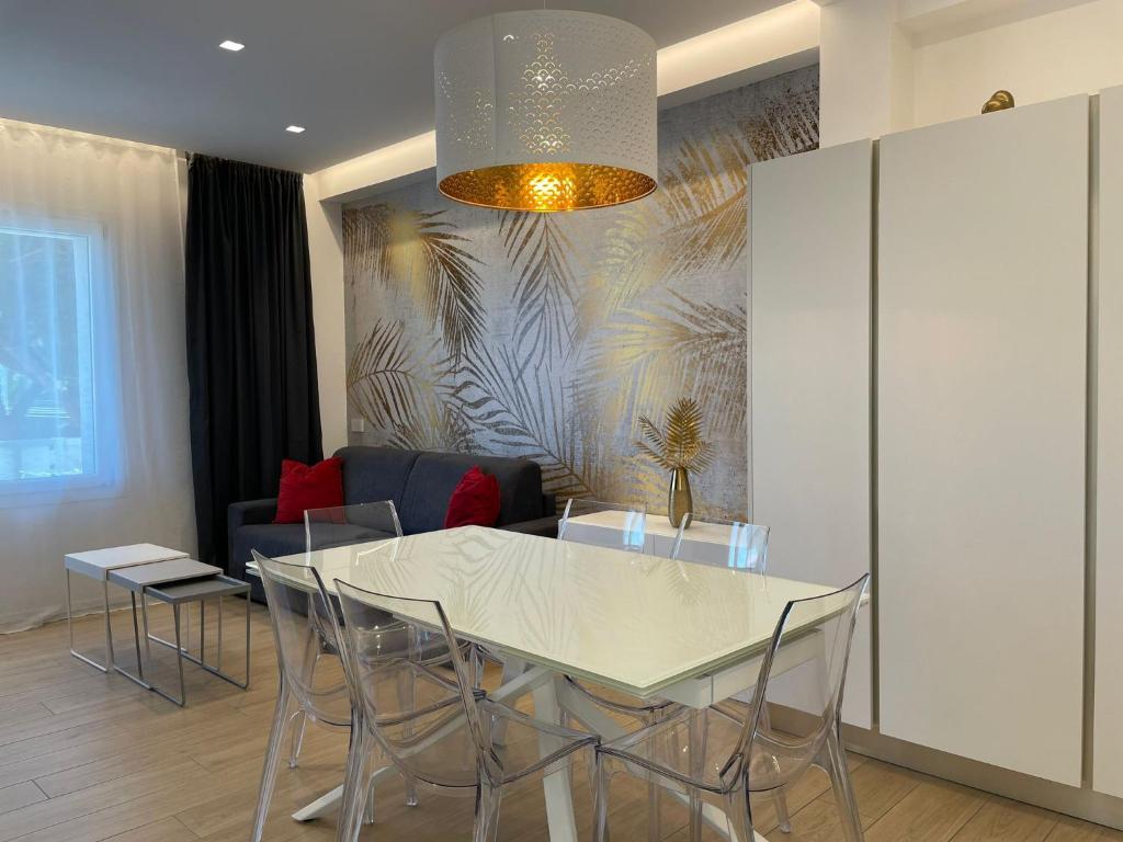 里乔内Arcioun Suite的一间配备有白色桌椅的用餐室