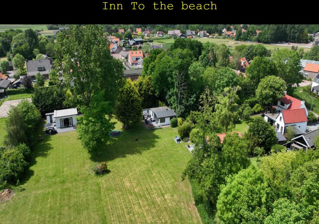 奥德多普Inn To the beach的享有带房屋和树木的庭院的顶部景色