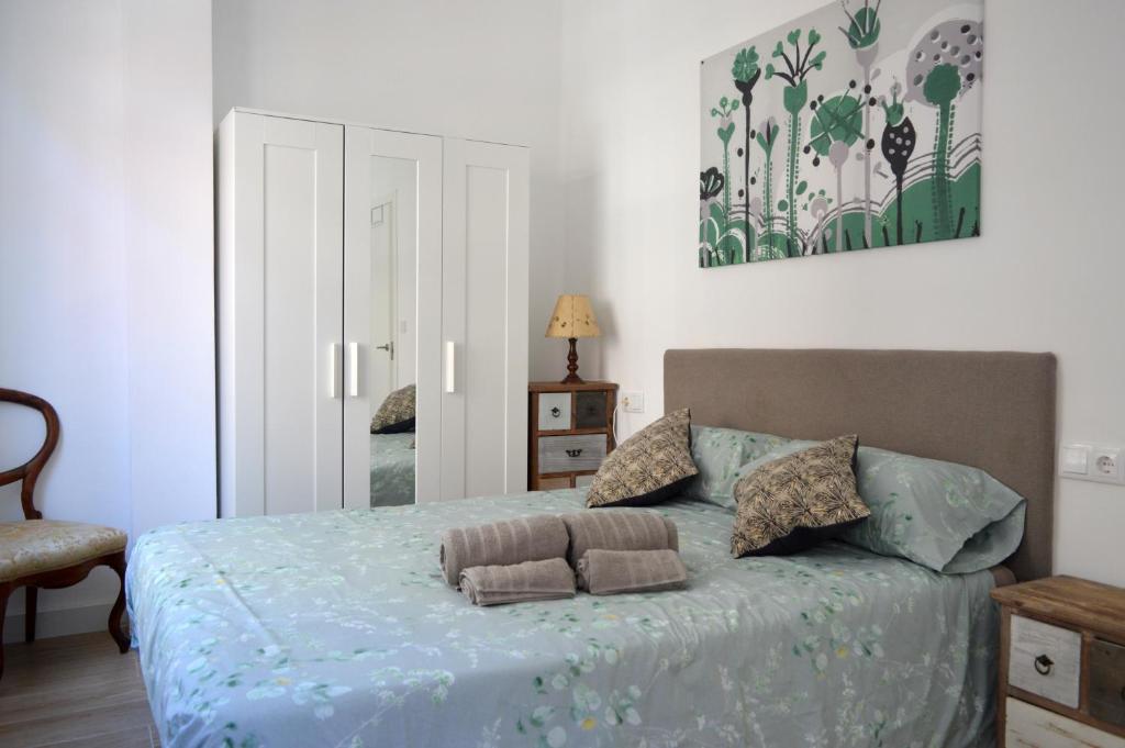 费罗尔Apartamento en centro de Ferrol的一间卧室配有一张带蓝色棉被的床