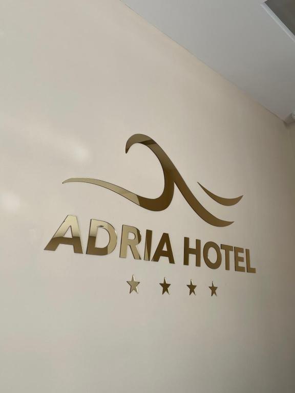 格勒姆Adria Hotel的机场上画了一家阿迪里达酒店的标志