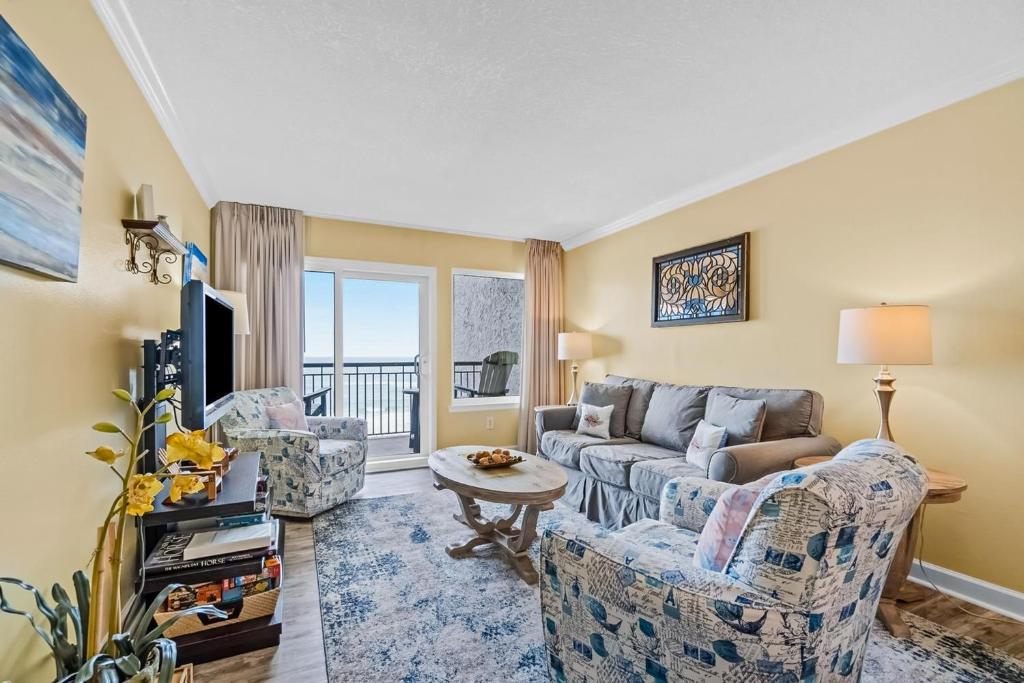 沃尔顿堡滩Island Echoes 5L的客厅配有沙发和两把椅子