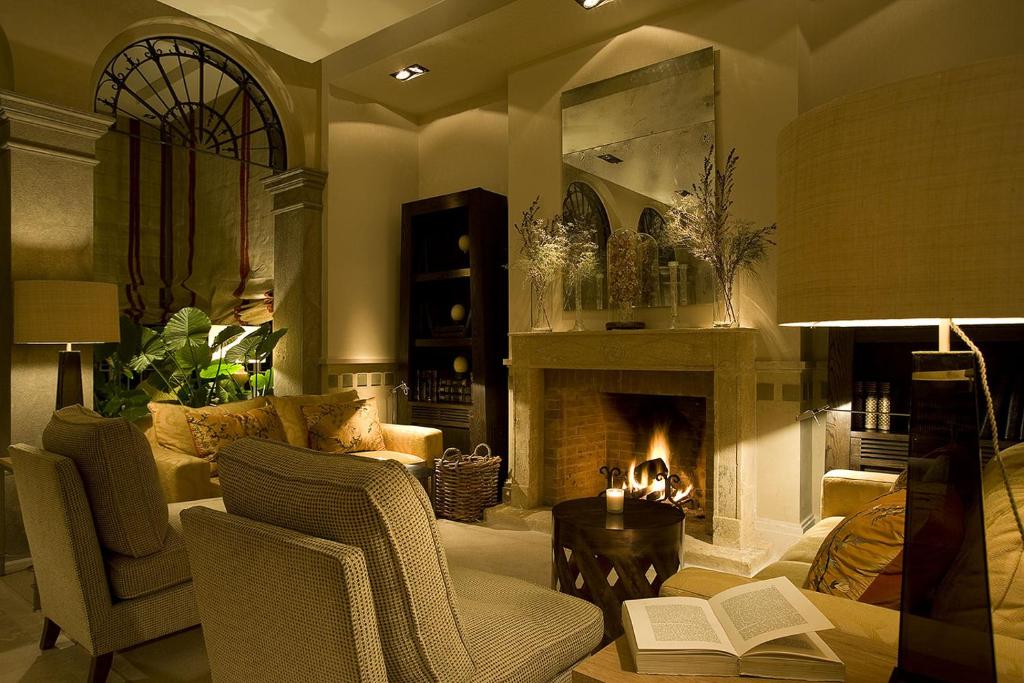 格拉纳达奥妮莉亚别墅酒店的客厅设有壁炉和沙发。