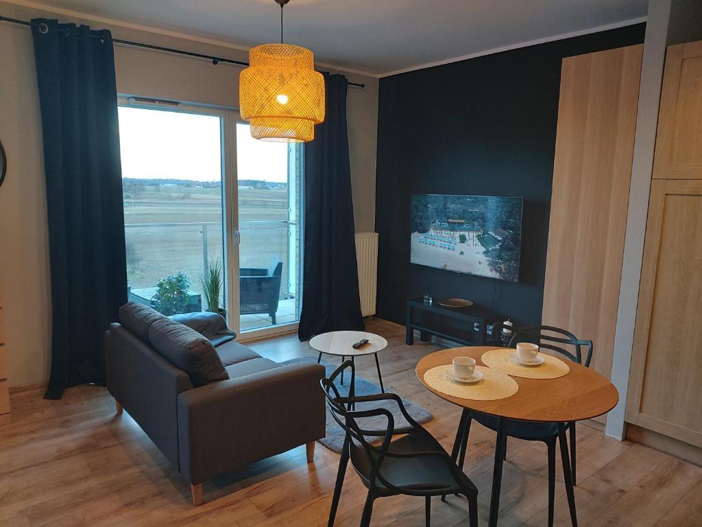 BukAparthotel - Buk的客厅配有沙发和桌椅