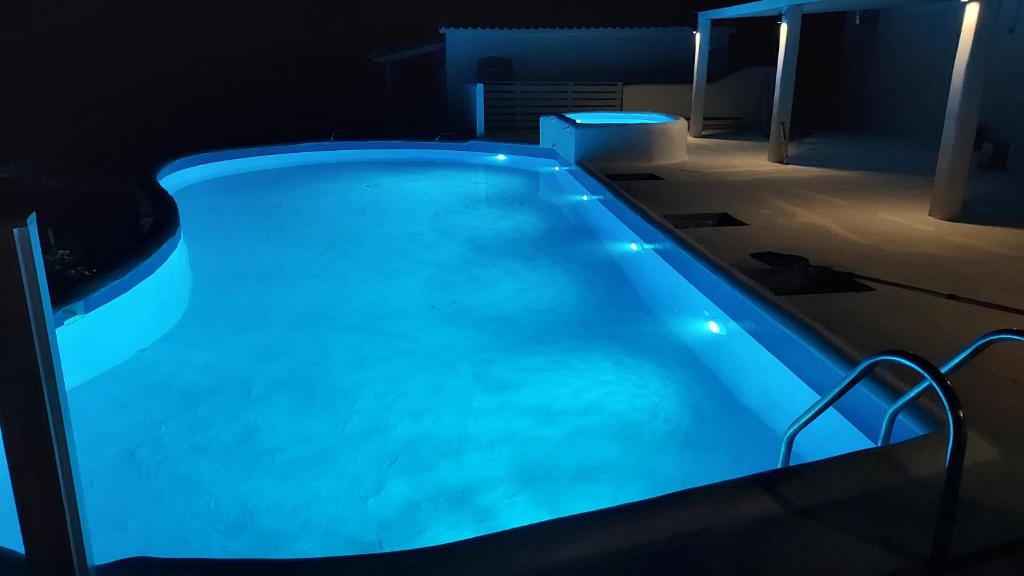 马拉松坎博斯蓝色天际酒店的客房内的大型游泳池拥有蓝色的灯光