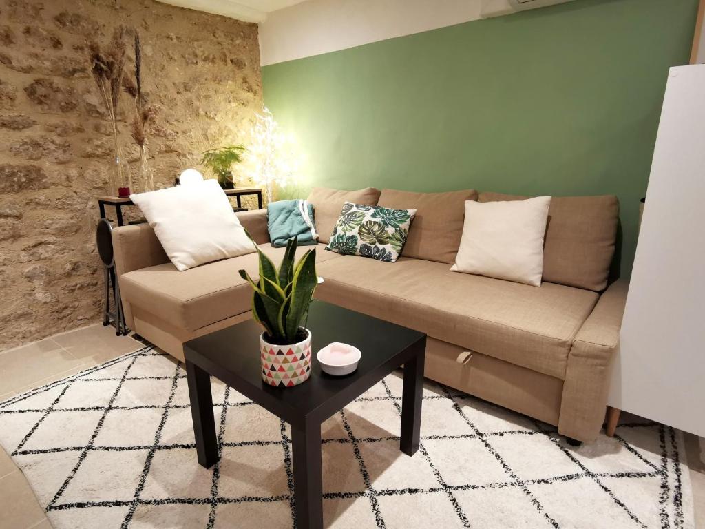 卡代纳Maisonnette en Luberon的客厅配有沙发和桌子