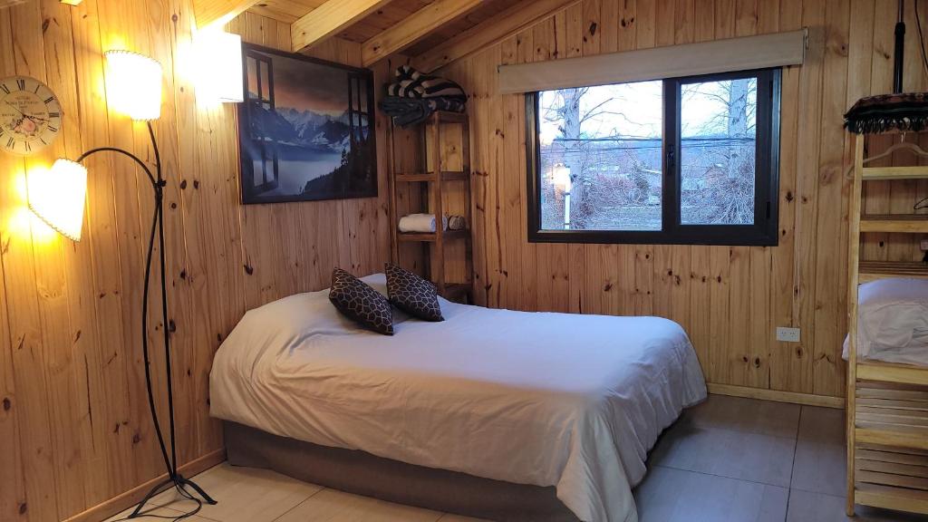圣马丁德洛斯Espacio BERNI的小木屋内一间卧室,配有一张床