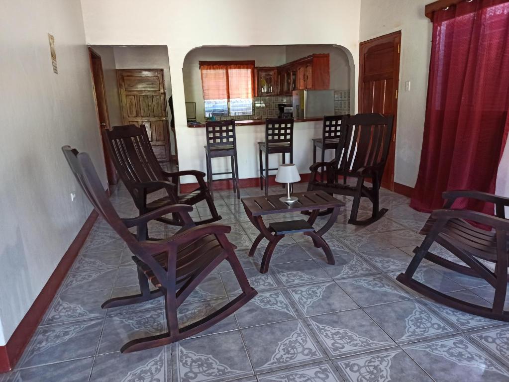 莫约加尔帕Casa y Hospedaje Norma的客厅配有摇椅和桌子