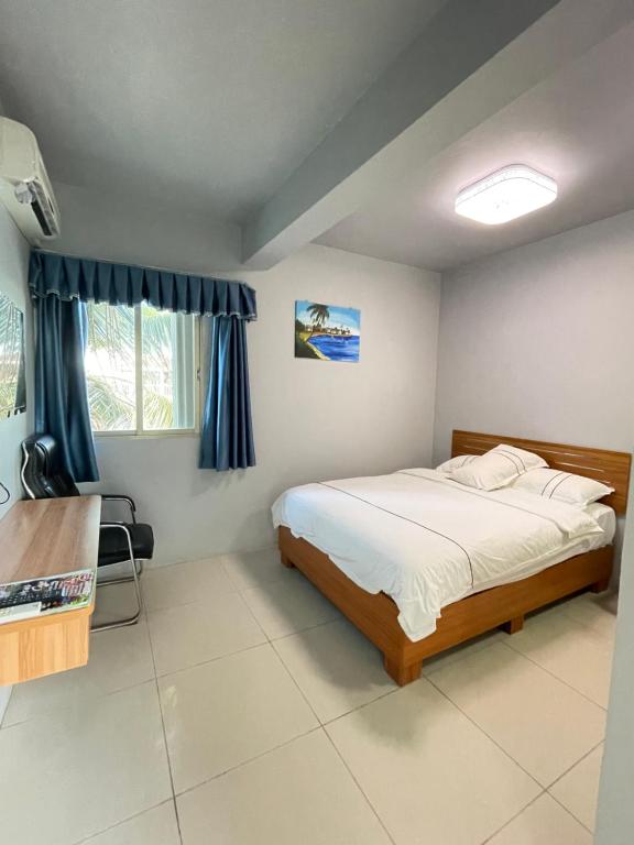 库尔克岛卡尔克岛海滩酒店的一间卧室设有一张大床和一个窗户。