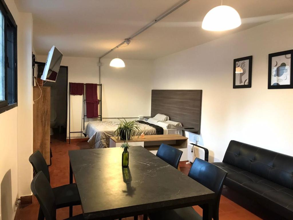 科尔多瓦Departamento privado en Casa Barranca Yaco的客厅配有桌子和床。