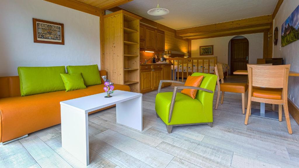 沙尔梅贝尔维尤公寓式酒店的客厅配有沙发和桌椅