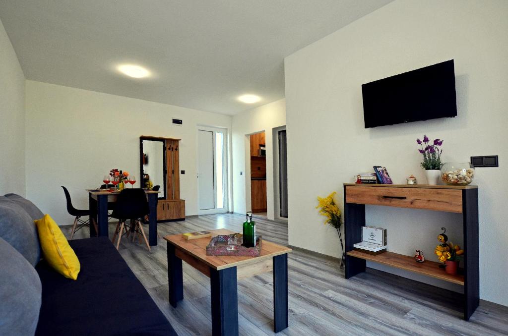 克兰内沃Di Mare Holiday Apartments的客厅配有沙发和桌子