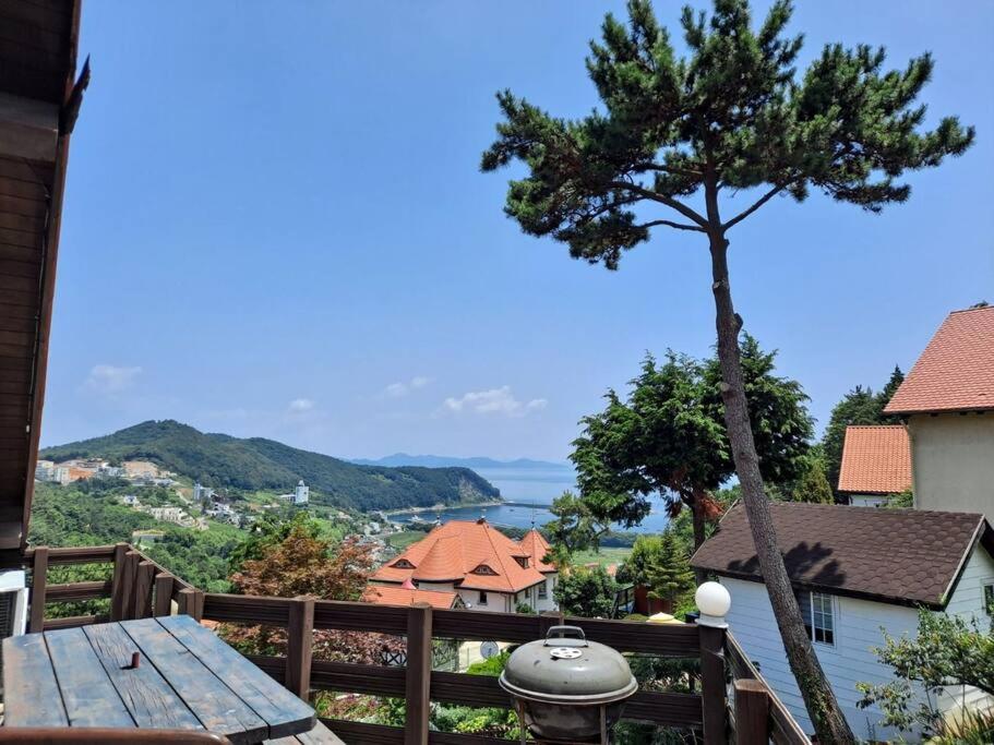 南海郡Namhae German Village Johannes的从树屋的阳台可以欣赏到风景