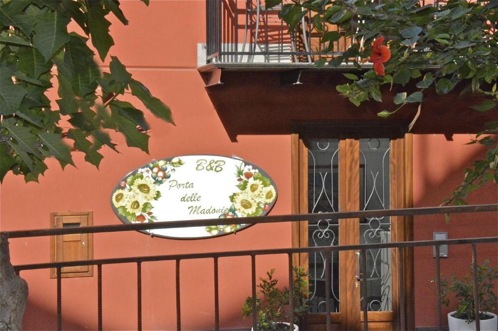 坎波菲利斯·迪·罗切门阿尔马多涅住宿加早餐旅馆的栅栏上的一块板,上面有标志