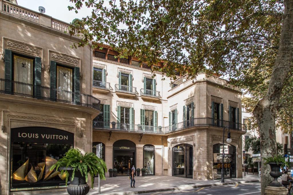 马略卡岛帕尔马Hotel Can Alomar的城市街道上的一群建筑
