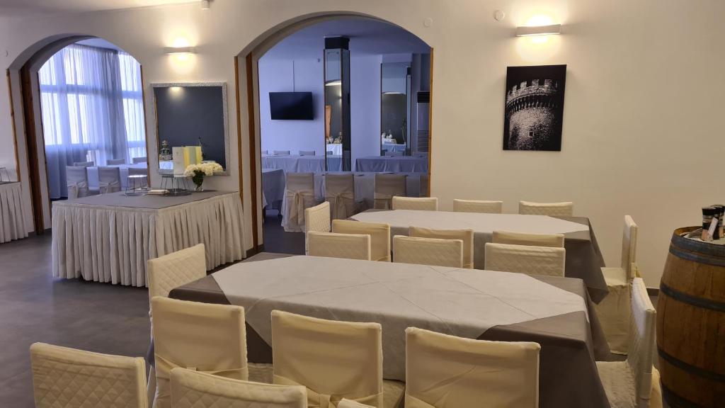 ColletortoPEDA Hotel Ristorante Pizzeria的一间设有桌椅的房间和一间设有桶的房间