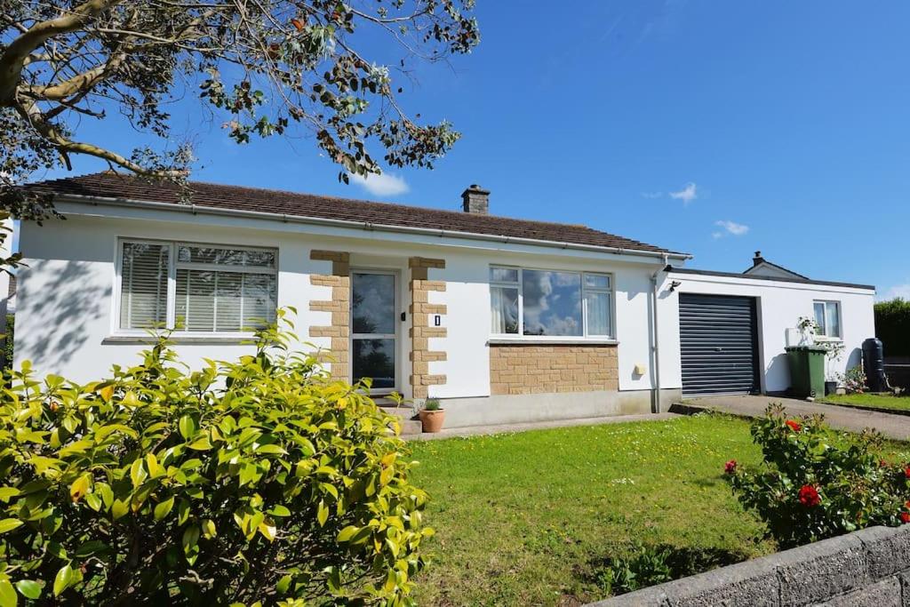 Perranuthnoe3-Bedroom bungalow with parking, Goldsithney, Penzance, Cornwall的前面有草坪的白色房子