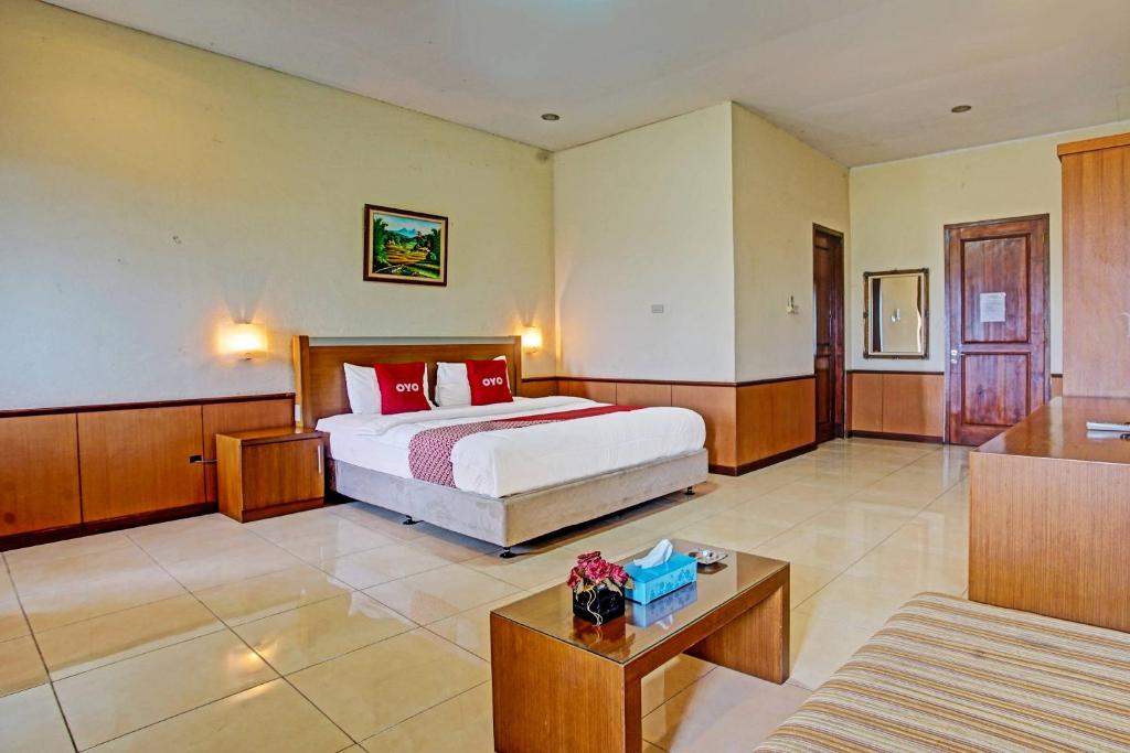 MenggalaOYO 90947 Hotel Sarbini的酒店客房,配有床和沙发