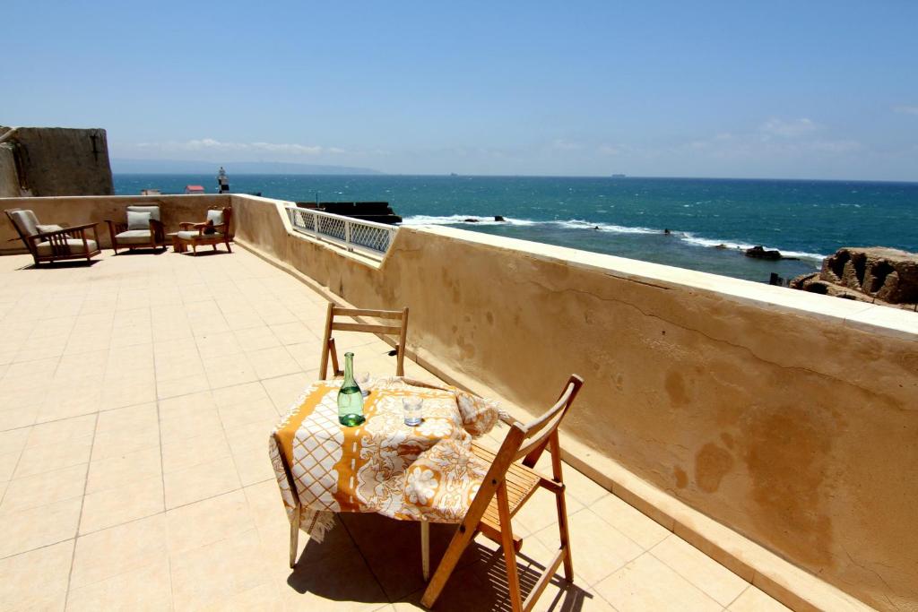 阿卡恩萨尔科里托管宾馆的俯瞰大海的阳台配有桌椅