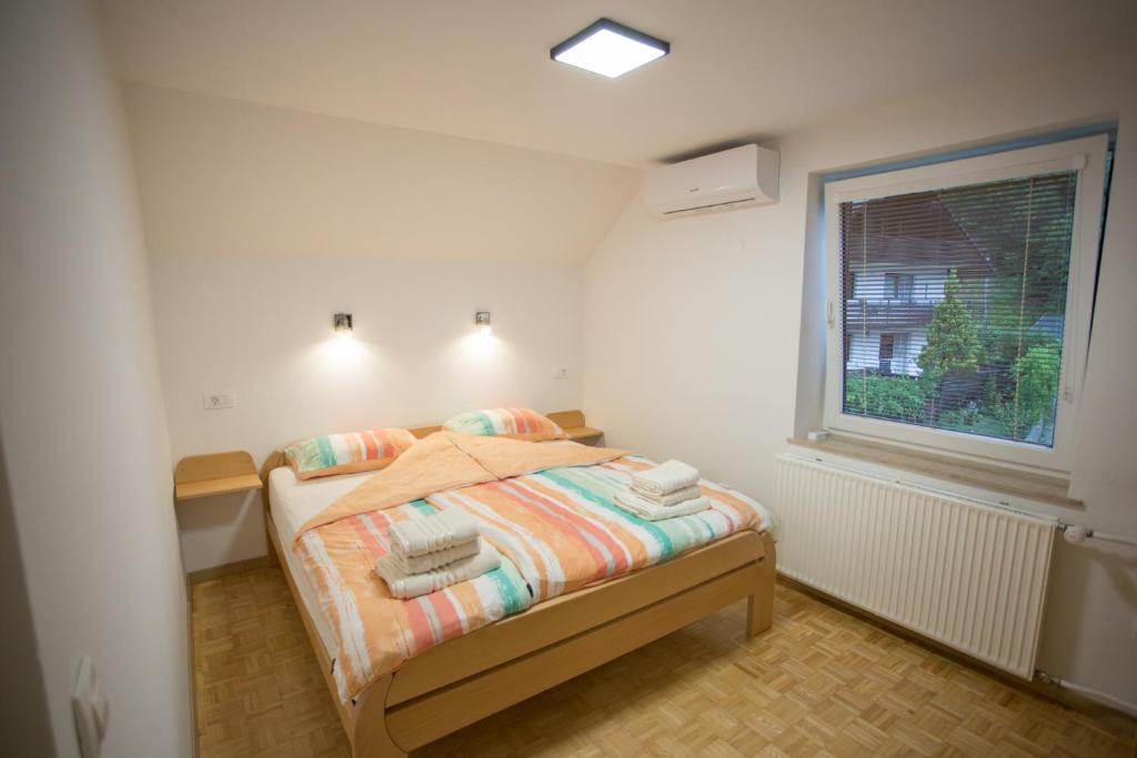 布莱德APARTMAJI HUBI的一间小卧室,配有床和窗户