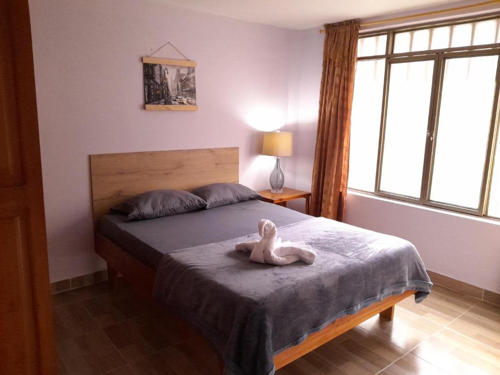 圣罗莎德卡瓦尔Apartamento Nómadas的一间卧室配有一张白色天鹅床