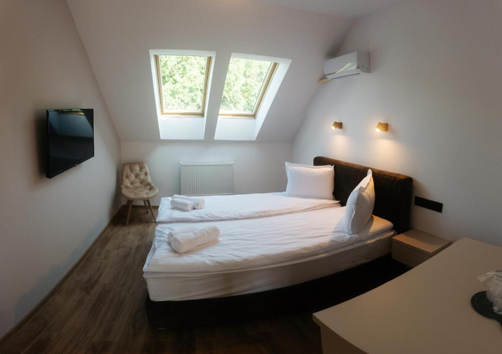 索瓦塔Vila Noblesse的一间小卧室,配有一张带窗户的床
