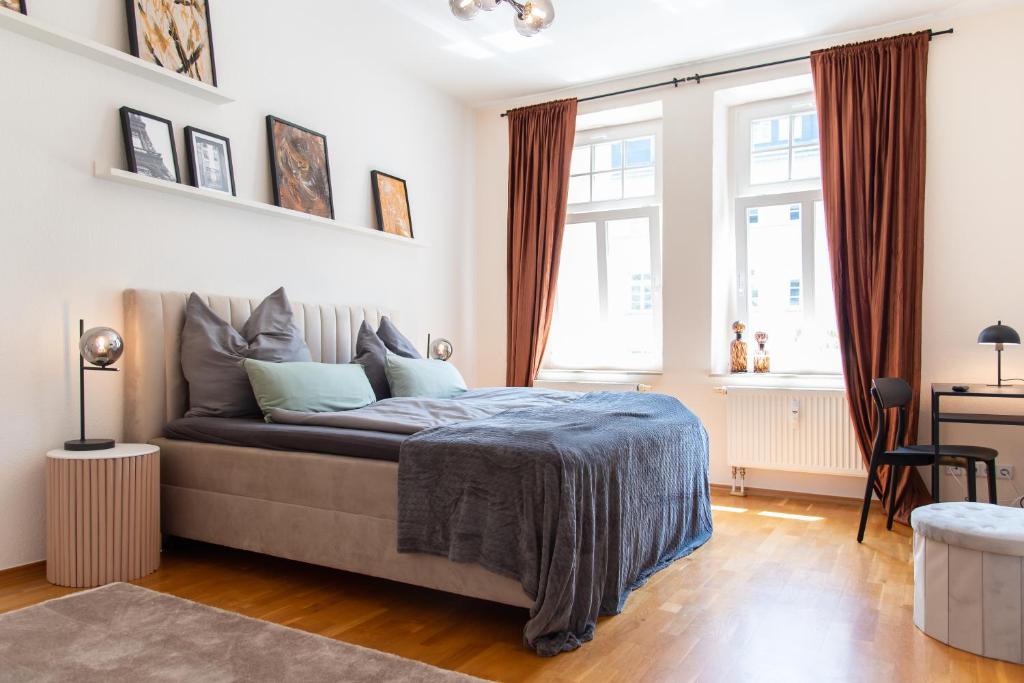 开姆尼茨Kaßberg - Studio mit Balkon, Netlfix und Wifi的一间卧室配有一张带蓝色毯子的床