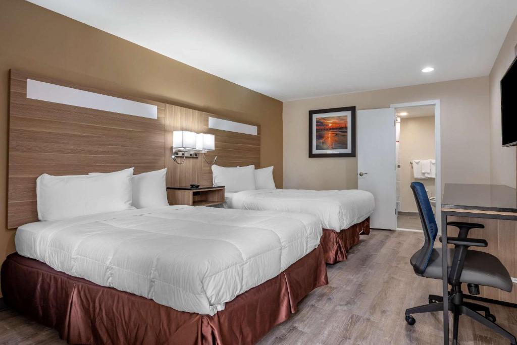 大西洋城Rodeway Inn Oceanview Atlantic City的酒店客房配有两张床和一张书桌