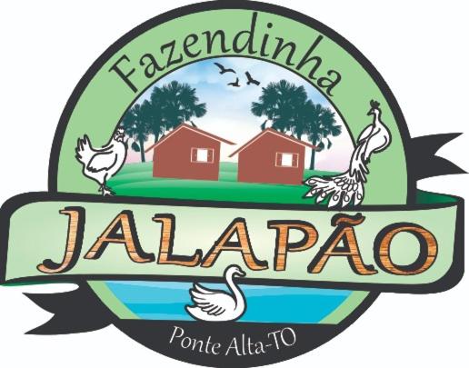 托坎廷斯州蓬蒂阿尔塔Fazendinha Jalapão的杰拉帕岛的标志,上面有鸡和房子