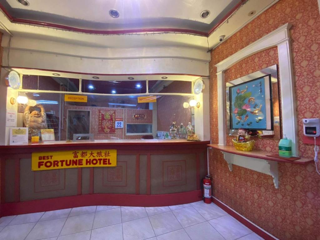 马尼拉BEST FORTUNE HOTEL at CHINATOWN的一家快餐店,为将来的汽车旅馆服务